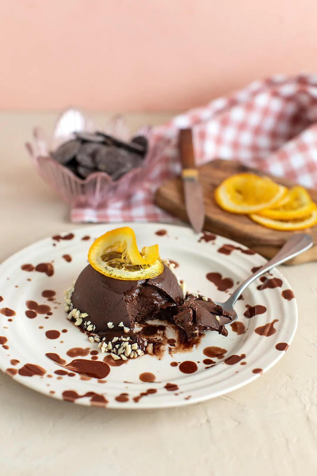 Semiesfera de mousse de chocolate y naranja vertical webp